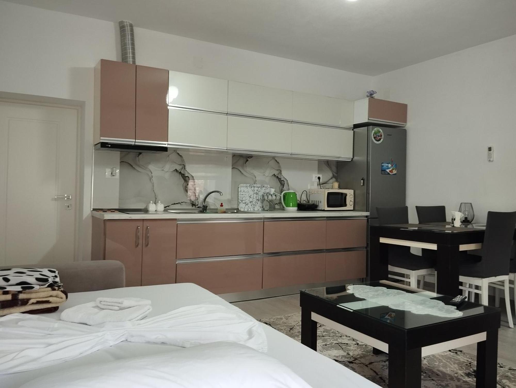 Erteo Guest House Pogradec Exteriör bild